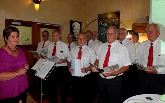 Die Mannekoor van die NG Kerk, met Aletta Lochner links